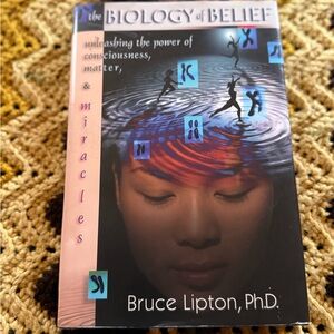 The Biology of Belief by Bruce Lipton - Paperback Book